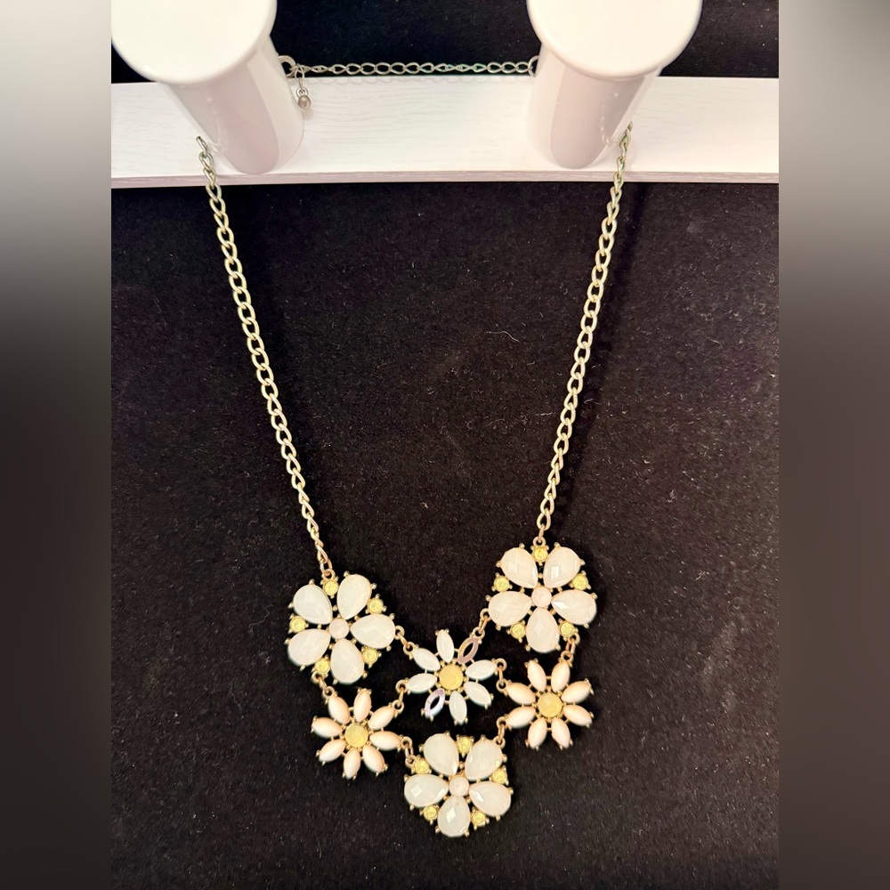 Chic Floral Necklace in Cream and Gold